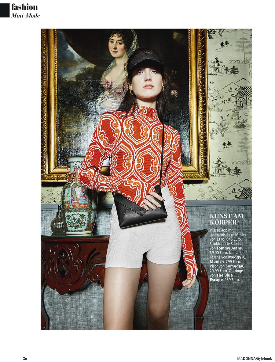 Porno filmda shlyapa ichida Dadamning xoroz sorishini onlayn tomosha qiling